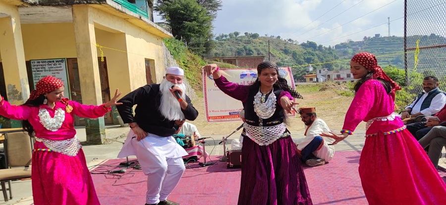 गीत व नाटक से सुरक्षित भवन निर्माण व आपदा में बचाव की दी जानकारी