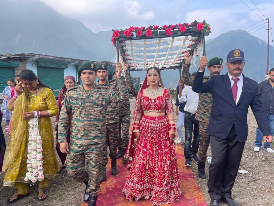 युद्धक्षेत्र से परे भाईचारे की अनूठी मिसाल : सैनिकों और भूतपूर्व सैनिकों ने शहीद आशीष कुमार के बहन के शादी समारोह में भाई की जिम्मेदारी का किया निर्वहन