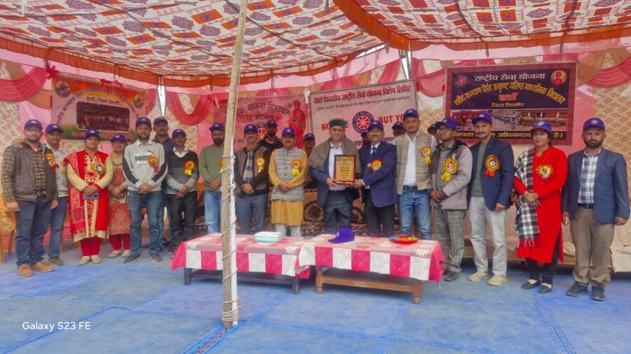 राष्ट्रीय सेवा योजना सात दिवसीय विशेष शिविर के समापन अवसर पर हिमाचल प्रदेश राज्य औद्योगिक विकास निगम के निदेशक रमेश देसाईक ने बतौर  मुख्य अतिथि की शिरकत