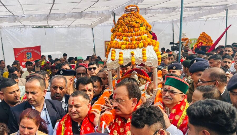 अंतर्राष्ट्रीय श्री रेणुका जी मेला में भगवान परशुराम जी की पालकी को उद्योग, श्रम एंव रोजगार व संसदीय कार्य मंत्री हर्षवर्धन चौहान ने कंधा देकर किया विधिवत शुभारंभ 