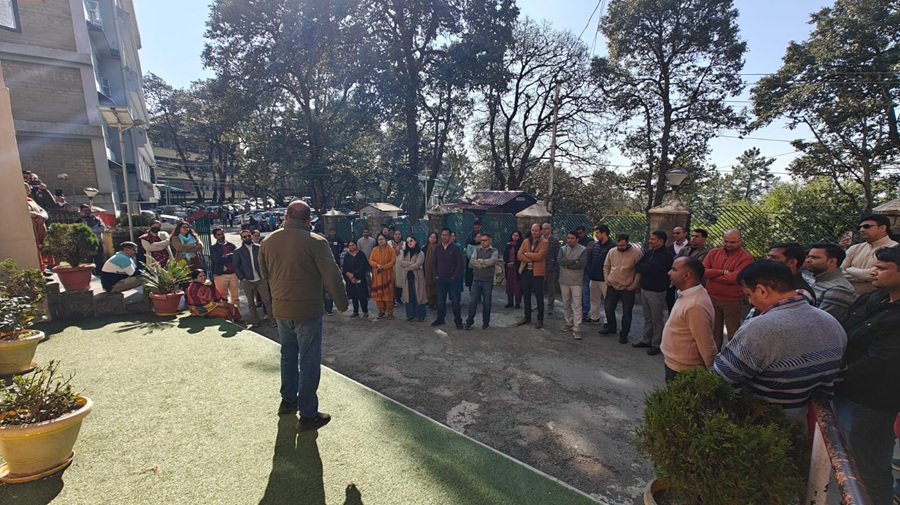 हिमाचल प्रदेश विश्वविद्यालय शिक्षक कल्याण संघ ( हपुटवा ) द्वारा  कुलपति कार्यालय के बाहर जोरदार प्रदर्शन 