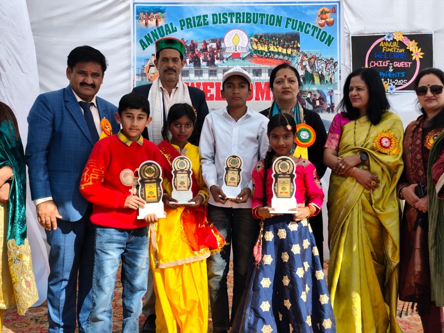 भट्टाकुफर विद्यालय में मनाया गया वार्षिक पारितोषित वितरण समारोह