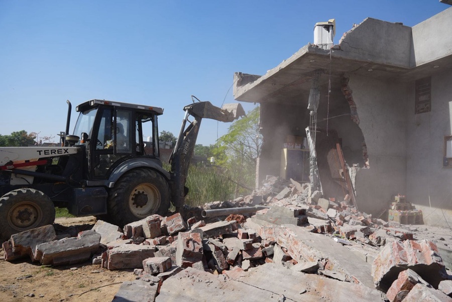 ड्रग तस्कर के आलीशान मकान पर भारत-पाकिस्तान अंतरराष्ट्रीय सीमा से सटे गांव जठूल में  चला बुलडोजर 