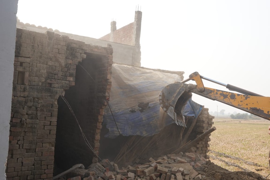 भारत-पाक सीमा क्षेत्र के गांव रंगड़ में ड्रग तस्कर जोबनप्रीत सिंह की संपत्ति पर चला बुलडोजर