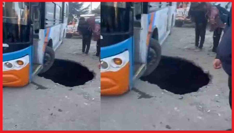 शिमला बस के निचे धंसी सड़क,  बस में चढ़ रही स्कूली  बच्ची गड्डे में गिरी, NHAI की कार्यप्रणाली के खिलाफ लोग गुस्सा