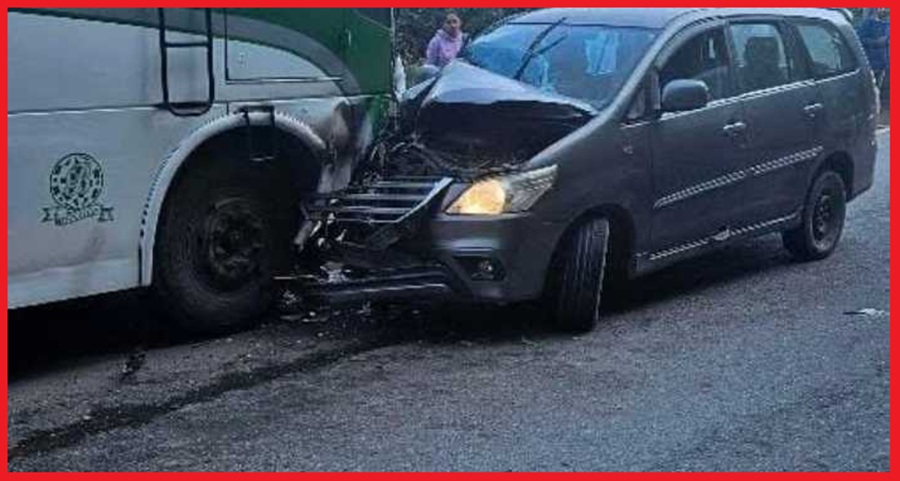 सड़क हादसा: बनकला में बस-कार टकराए,  बाल-बाल बचे यात्री