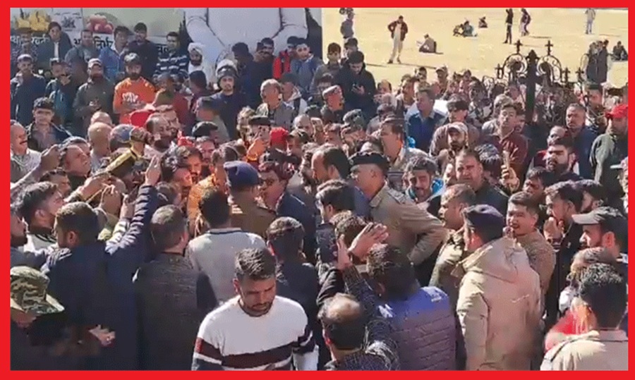 चंबा में माहौल तनावपूर्ण: दो गुटों में मारपीट के बाद गुस्साई भीड़ ने किया जोरदार प्रदर्शन, चक्का जाम