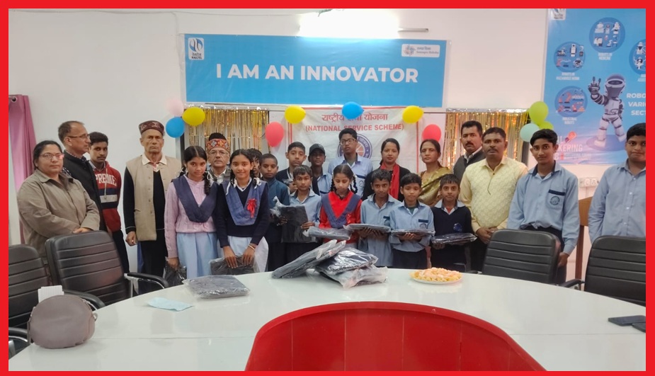 स्वामी श्री सत्य साईं जी के 100वें जन्मोत्सव के उपलक्ष्य पर सामाजिक कार्यकर्ता एवं पूर्व सेवानिवृत्ति प्रधानाचार्य द्वारा  राजकीय वरिष्ठ माध्यमिक पाठशाला अजोली में  वितरित किए गए निशुल्क स्वेटर 