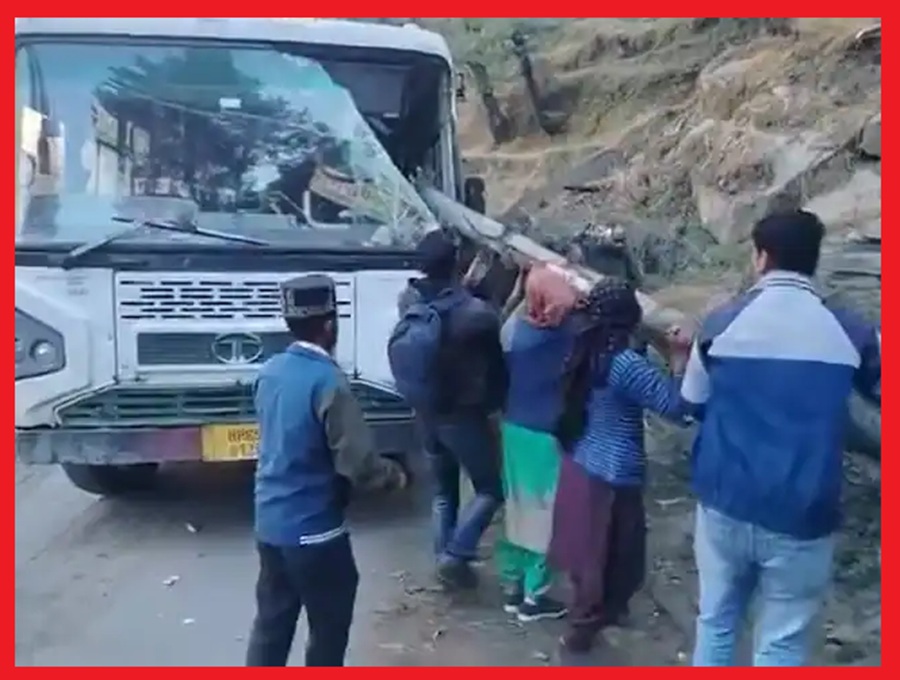  एचआरटीसी की चलती बस का फ्रंट शीशा तोड़कर अंदर जा घुसा  विशालकाय पेड़, 40 सवारों में मच गई चीख-पुकार