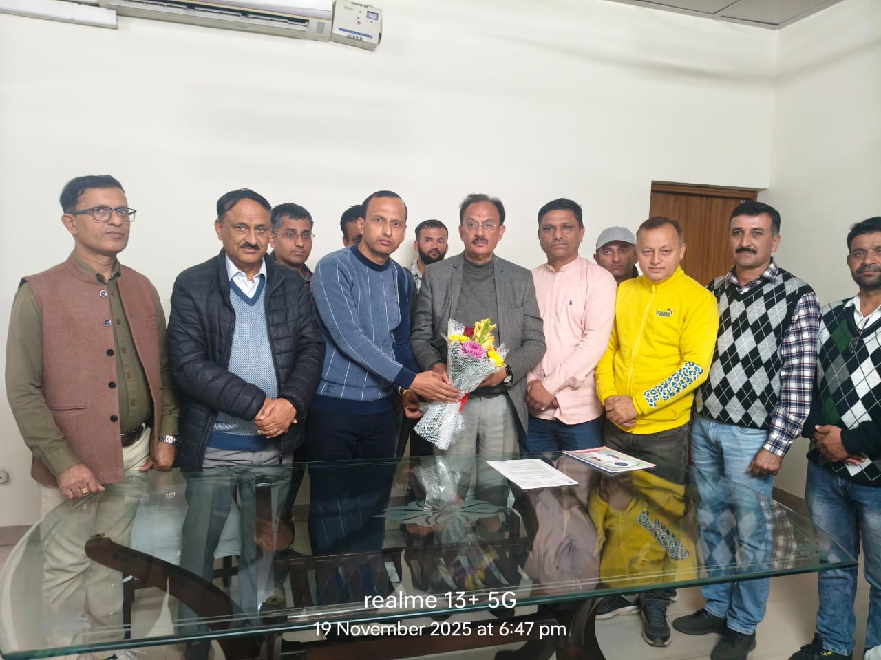 हिमाचल प्रदेश स्कूल प्रवक्ता संघ जिला सिरमौर ने अपनी मांगों को लेकर उद्योग मंत्री हर्ष वर्धन चौहान से की मुलाकात