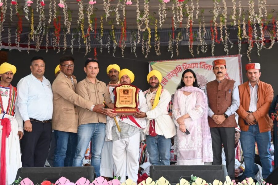 रेणुका मेले में हुई बुडाह लोकनृत्य दल की प्रतियोगिता में पारंपरिक बुडाह लोकनृत्य दल हानत घाटों प्रथम स्थान पर रही