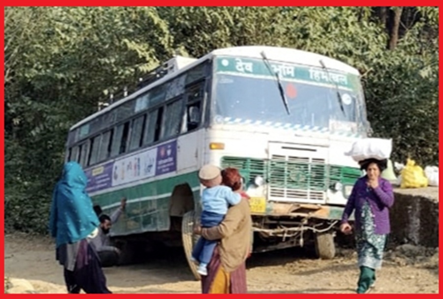 अनियंत्रित हुई HRTC बस, चालक की सूझबूझ से टला बड़ा हादसा
