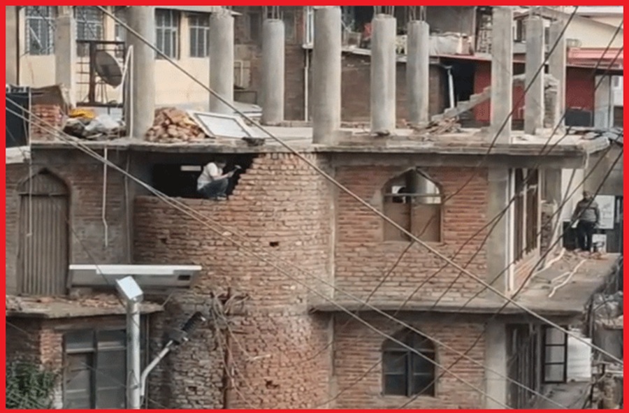 हिमाचल हाईकोर्ट के आदेशों के बाद संजौली मस्जिद के तीसरे फ्लोर को तोड़ने का काम शुरू