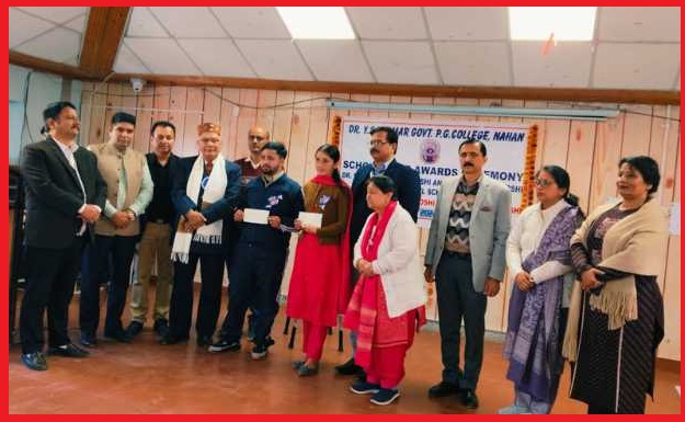  डॉ. सुरेश और निरुपमा जोशी छात्रवृत्ति योजना के तहत दो छात्रों को 50-50 हजार की राशि प्रदान