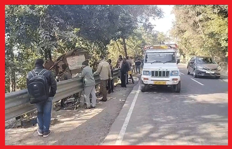  तेज रफ्तार ट्रक ने चाय पीने खड़े दोयुवकों को मारी टक्कर ,एक की दर्दनाक मौत दूसरा गंभीर