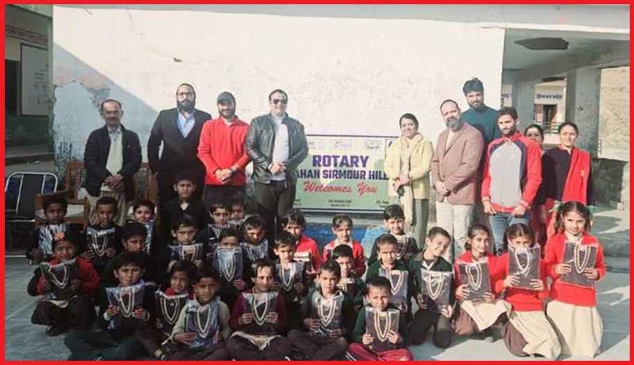 रोटरी क्लब सिरमौर हिल्स ने मायना स्कूल में बच्चों को वितरित किए गर्म कपड़े