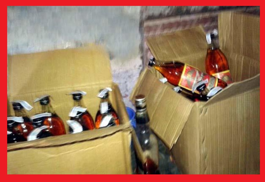 आल्टो कार में  हो रही थी अवैध शराब की तस्करी, पुलिस ने पकड़ी 13 पेटी अवैध शराब