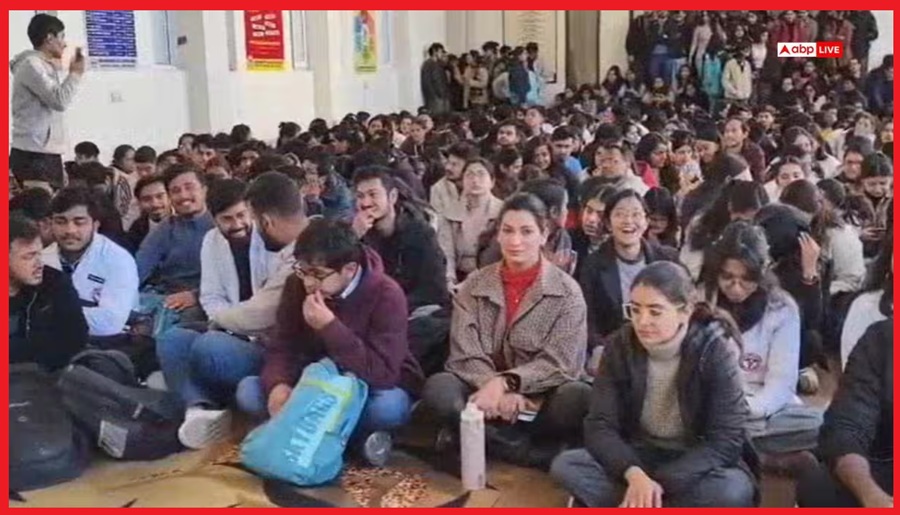 आईजीएमसी में डॉक्टरों ने की जोरदार नारेबाजी, डॉ राघव का टर्निमेशन वापस लें
