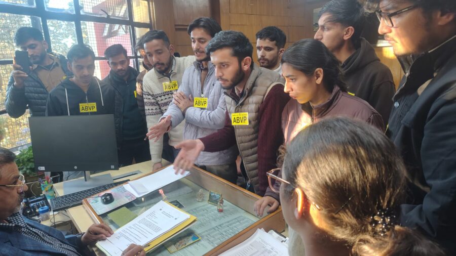 ऑफलाइन मूल्यांकन प्रक्रिया को पुनः लागू करे विश्वविद्यालय प्रशासन – अक्षय ठाकुर