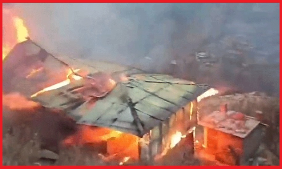 किन्नौर में दो मंजिला मकान जलकर राख, घर में सो रहे युवक ने भागकर बचाई जान