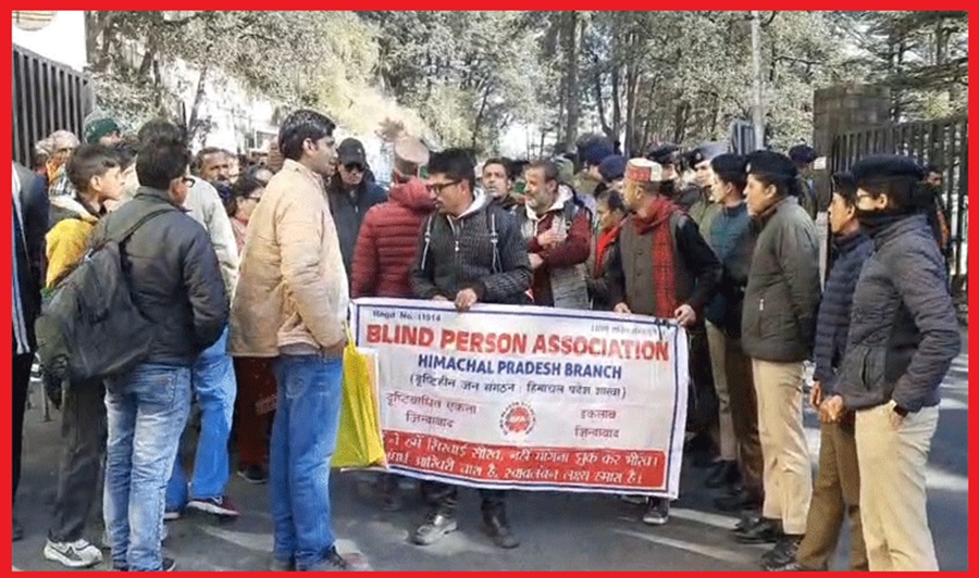 दृष्टिबाधित बेरोजगारों ने शिमला सचिवालय के बाहर किया चक्का जाम , सरकार के खिलाफ नारेबाजी