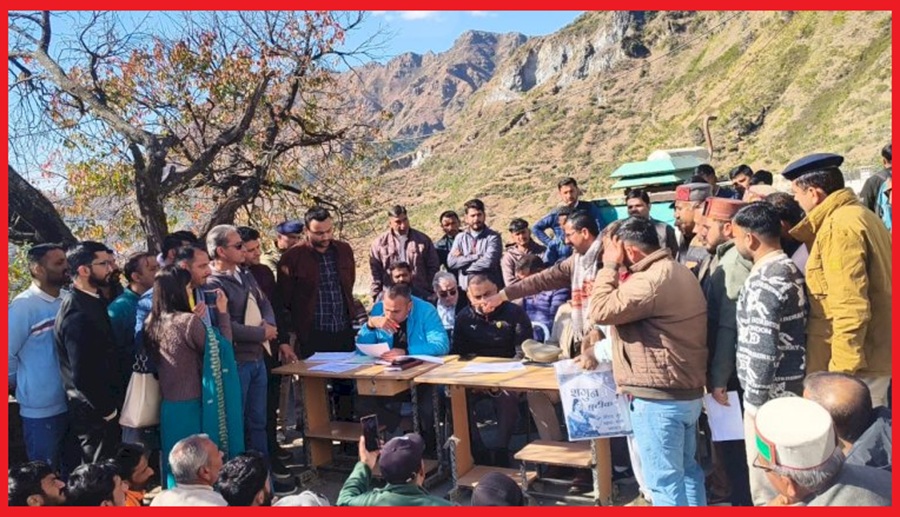 कमरऊ में 11 वर्षिय बच्चे की मौत के बाद ग्रामीणों के साथ प्रशासन, एनएच प्राधिकरण और कार्य कर रही कंपनी के बीच हुई  बैठक, खूब हुआ हंगामा…