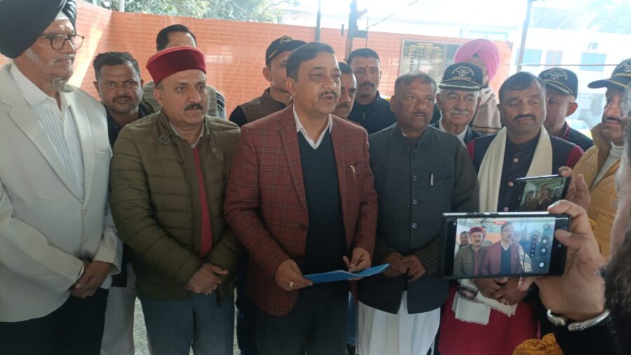 भूतपूर्व सैनिक संगठन पांवटा साहिब-शिलाई क्षेत्र ने सांसद सुरेश कश्यप को ज्ञापन सौंप केंद्रीय विद्यालय शीघ्र शुरू करने सहित रखी मांगें