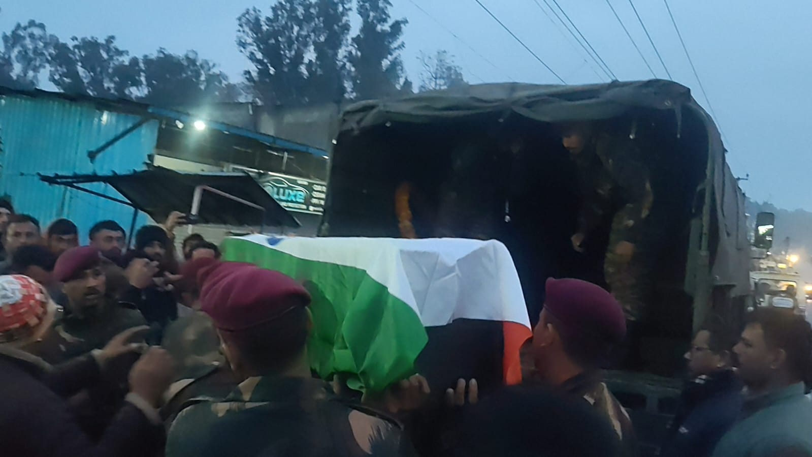 गिरिपार के वीर जवान कपिल की पार्थिव देह पूरे सम्मान के साथ पैतृक गांव के लिए रवाना