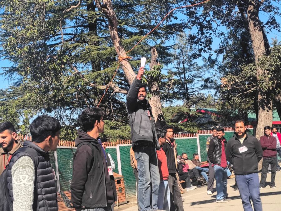 एस एफ आई ने उच्च शिक्षण संस्थानों में यूजीसी नियम को लागू करने के पक्ष में व बिल का शीर्षक रोहित वेमुला के नाम पर रखने के संदर्भ में विश्वविद्यालय परिसर में किया प्रदर्शन 