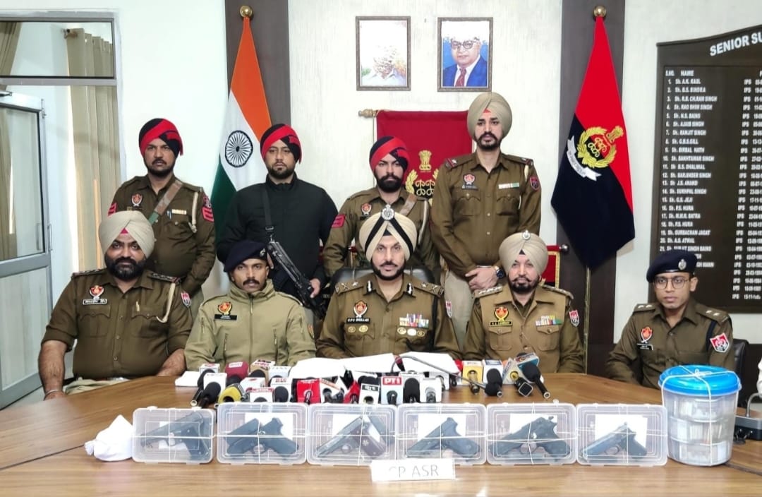 6 मॉडर्न पिस्टल, हीरोइन व 11.90 लाख ड्रग मनी सहित 5 आरोपी गिरफ्तार