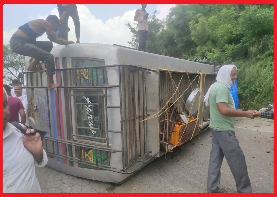 ऊना में पंजाब के श्रद्धालुओं से भरी बस पलटी, एक की मौत, 25 घायल 