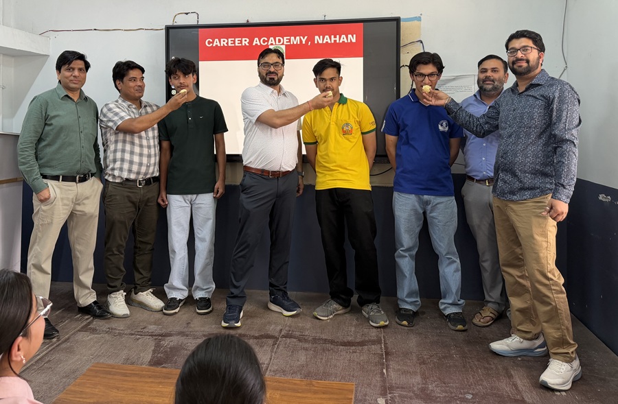 JEE MAINS में 99.10%ile लेकर आदित्य जायसवाल ने Career Academy का नाम रोशन किया