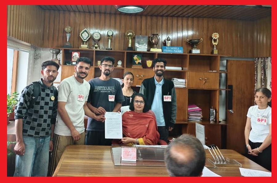 एस एफ आई ने शैक्षणिक संस्थानों में छात्रों से हो रही PTA फीस की लूट और उसके  दुरुपयोग से संबंधित ज्ञापन अतिरिक्त उच्च शिक्षा निदेशक को सौंपा