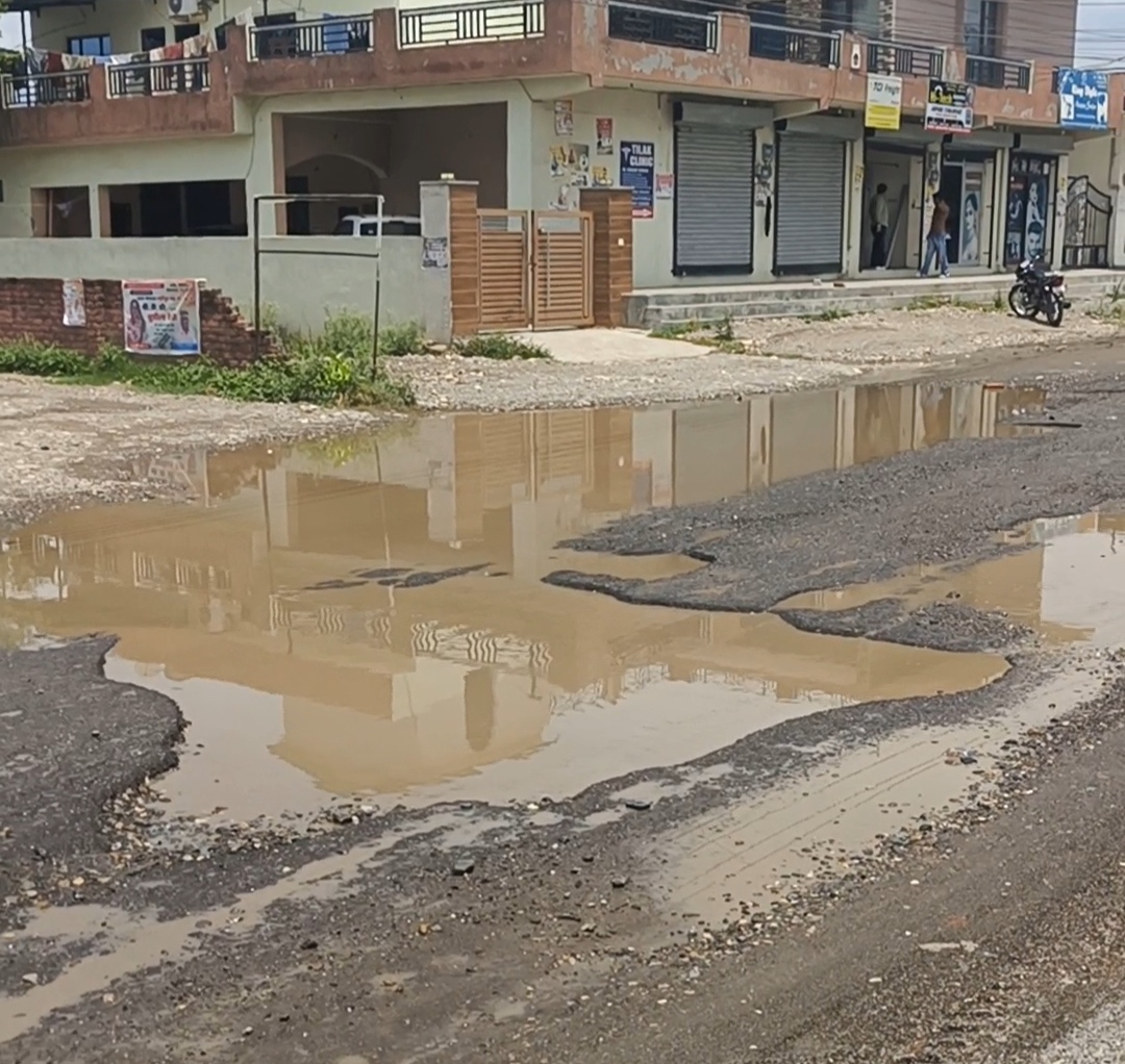 पांवटा साहिब की आदर्श कॉलोनी में जर्जर सड़क बनी हादसों का कारण, लोगों ने जल्द मरम्मत की उठाई मांग