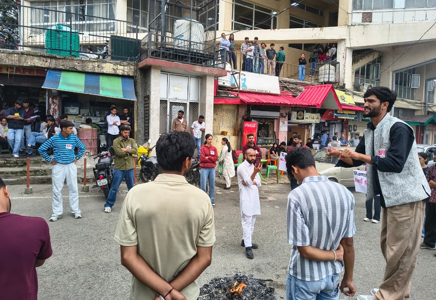 एचपीयू परिसर में एसएफआई का प्रदर्शन, धर्मेंद्र प्रधान और नरेंद्र मोदी का पुतला दहन; शिक्षा मंत्री के इस्तीफे की मांग