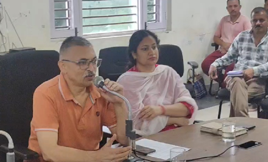 विकास खंड नाहन के बीपीएल परिवारों से विधायक अजय सोलंकी ने किया संवाद