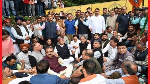 सीएम आवास के बाहर बीजेपी MLA व कार्यकर्ता ने झूठे मुकदमों के खिलाफ की जोरदार नारेबाजी:  बैठे धरने पर 