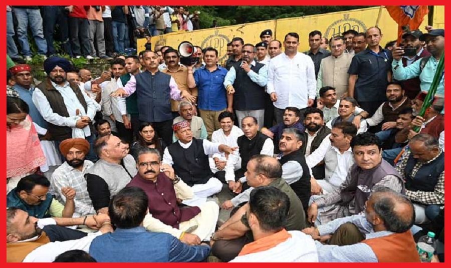 सीएम आवास के बाहर बीजेपी MLA व कार्यकर्ता ने झूठे मुकदमों के खिलाफ की जोरदार नारेबाजी:  बैठे धरने पर 