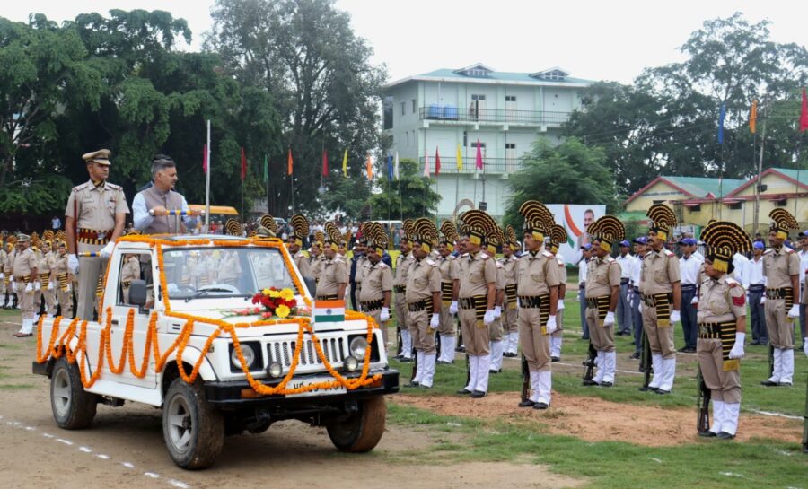 नाहन चौगान में आयोजित हुआ जिला स्तरीय स्वतंत्रता दिवस समारोह, तकनीकी शिक्षा मंत्री राजेश धर्माणी ने ध्वाजारोहण कर ली परेड की सलामी, जिला वासियों को दी स्वतंत्रता दिवस की शुभकामनाएं