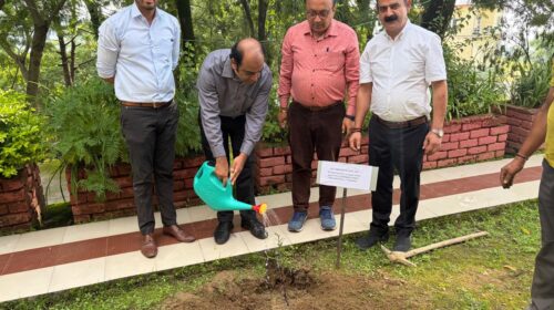 जल शक्ति विभाग के प्रधान सचिव डॉ. अभिषेक जैन ने किया जल शक्ति विभाग उप-मंडल सराहन का डोरा,  पौधारोपण कर अधिकारियों एवं कर्मचारियों को किया पर्यावरण संरक्षण के प्रति प्रेरित