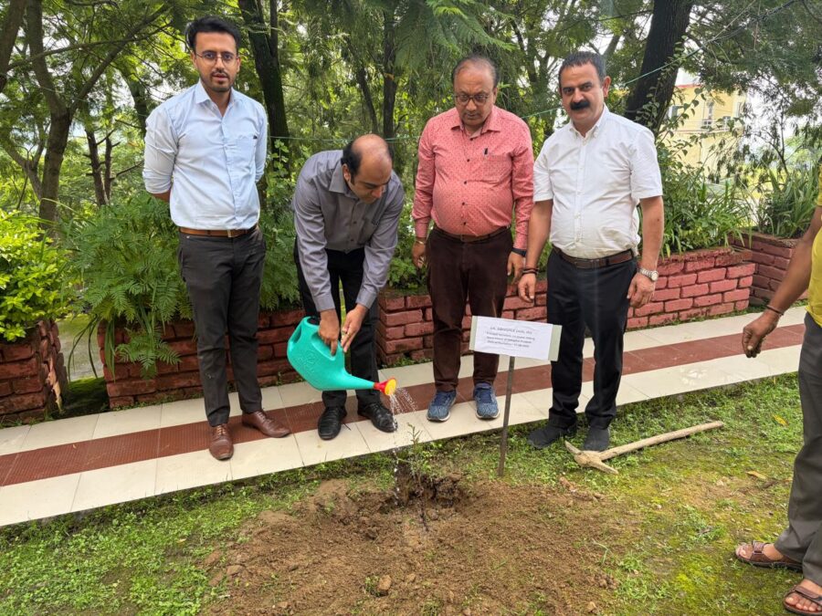 जल शक्ति विभाग के प्रधान सचिव डॉ. अभिषेक जैन ने किया जल शक्ति विभाग उप-मंडल सराहन का डोरा,  पौधारोपण कर अधिकारियों एवं कर्मचारियों को किया पर्यावरण संरक्षण के प्रति प्रेरित