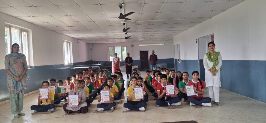 पारस पब्लिक स्कूल में एचआईवी और नशा मुक्ति पर जागरूकता शिविर का आयोजन
